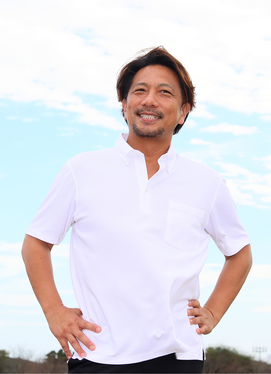 資料を見ながら話し合うスタッフ