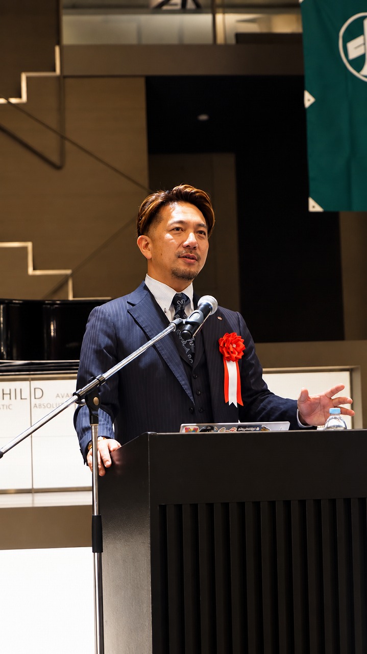 資料を見ながら話し合うスタッフ