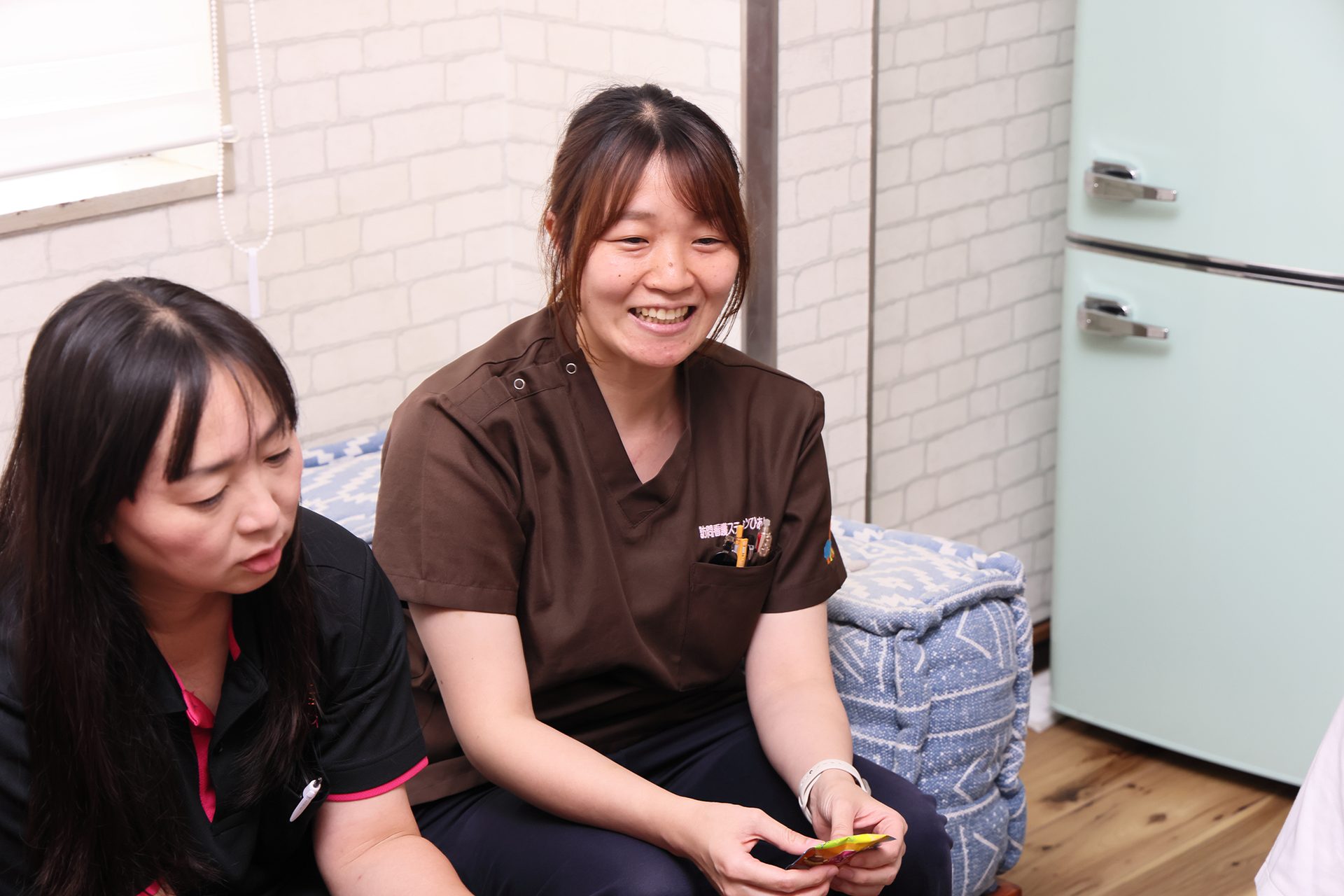 屋外のスタッフ
