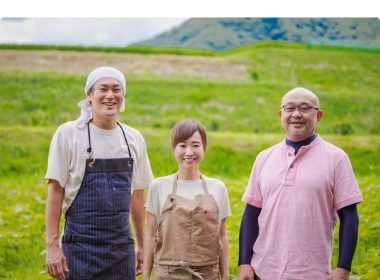 農産物を持つ人