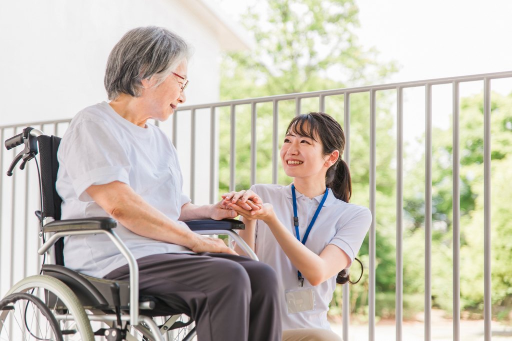 ご利用者と話す介護スタッフ